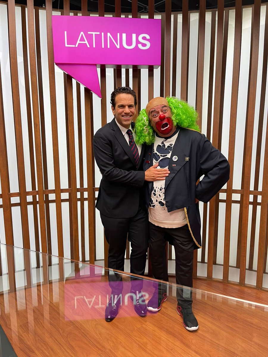 CarlosLoret's tweet photo. Estamos a unos minutos de comenzar la transmisión especial #Elecciones2021Mx en el canal de @YouTube de @latinus_us, por supuesto estará mi hermano, @brozoxmiswebs : https://t.co/J1mbHOSzx0 https://t.co/Cz404rViwI