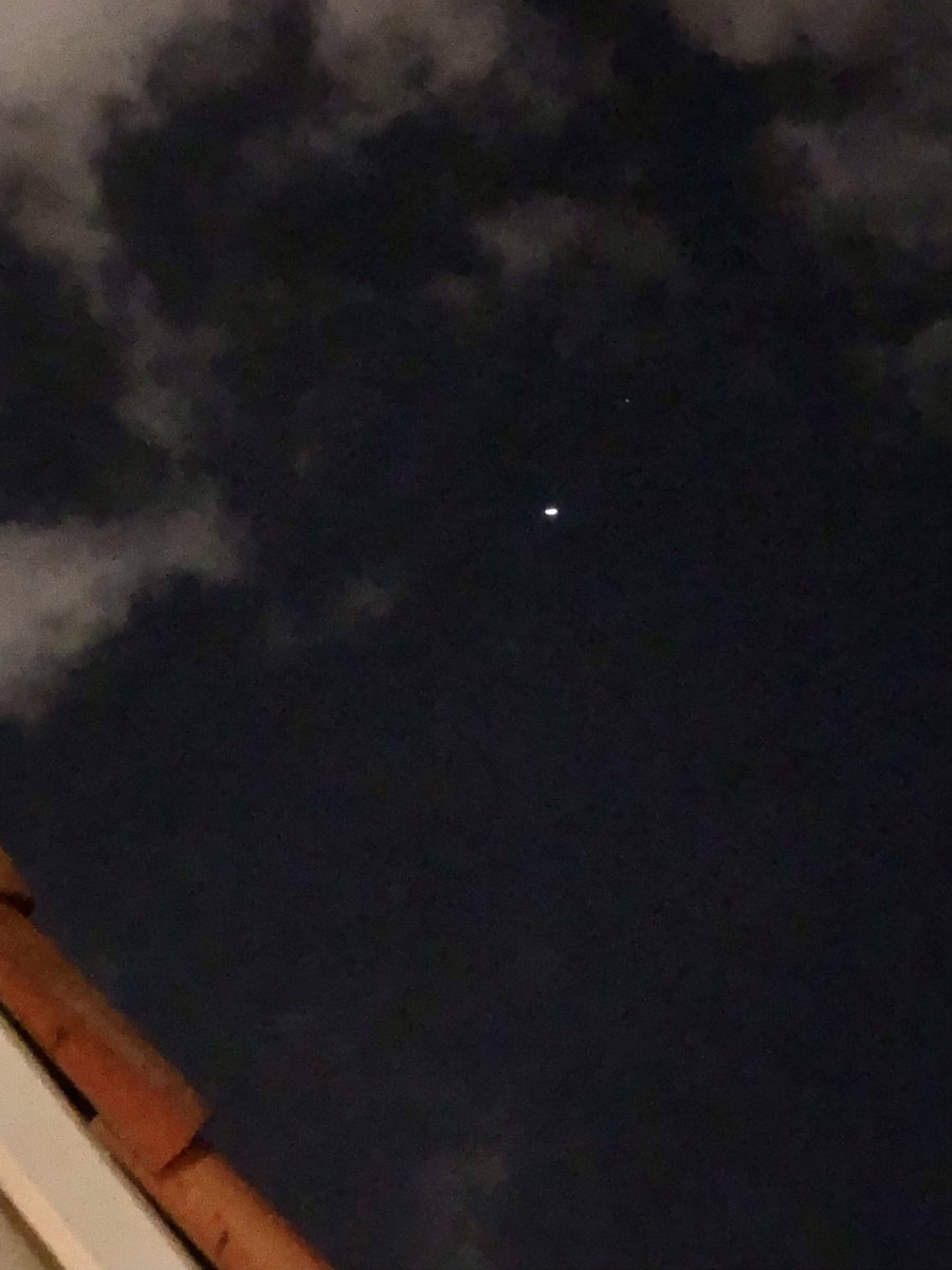 andrewkearns64's tweet photo. Nice view of @Space_Station as it passed over South Florida this evening, just before a rain shower. 😃 🛰 @NASA #NiceTiming https://t.co/uFharHbEgQ