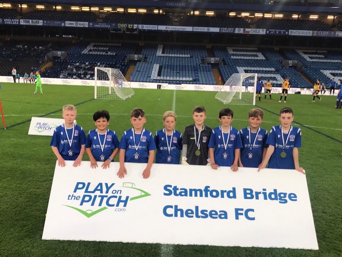 ssyfcunder13's tweet image. Wow! Fantastic day at Stamford Bridge for these boys yesterday. Boys were outstanding, played some great football &amp;amp; didn’t lose a game- however lost on penalties in the semi final! 3rd place for the SSYFC boys and a million memories made! 💙⚽️🏅 #ssyfc #chelsea
