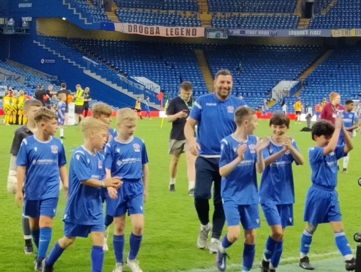 ssyfcunder13's tweet image. Wow! Fantastic day at Stamford Bridge for these boys yesterday. Boys were outstanding, played some great football &amp;amp; didn’t lose a game- however lost on penalties in the semi final! 3rd place for the SSYFC boys and a million memories made! 💙⚽️🏅 #ssyfc #chelsea