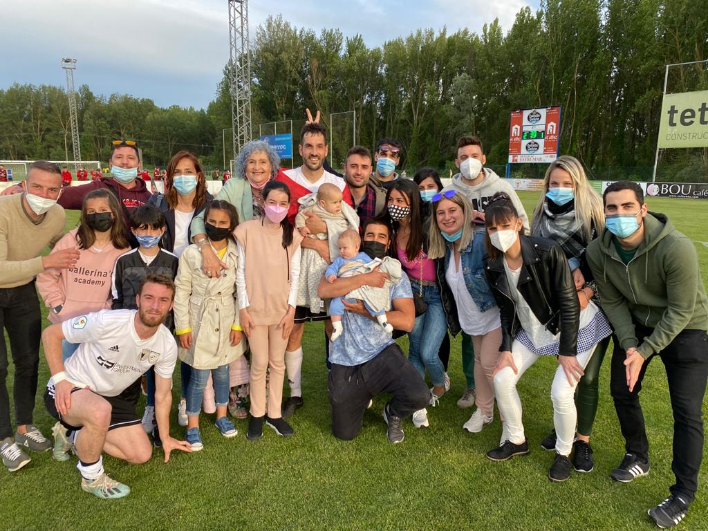 Gabri_ten's tweet photo. ...por hacer posible todo esto,a pesar de todas las dificultades que se nos pusieron por delante,hemos sabido sortear y superar. Sois muy grandes. Os quiero. 💪🏼 
Y por supuesto familia y amigos que siempre estais ahí 😍😍. 
¡Aúpa Burgos y viva Burgos! @BCFPromesas @Burgos_CF https://t.co/U5g7dx81kN