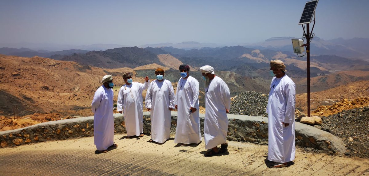 في هذه الصورة يقف معالي وزير النقل الموقر مشكورا <a href="/Said_almaawali_/">Eng. Said Hamood Al Maawali</a> 
-في زيارته الأخيرة- في صعدة "الخرابة" طريق #جبل_مقطع، و التي تم تسويتها ثم رصفها بالأسمنت بتبرعات أهلية.
تمثل هذا المبادرة نموذج لأحد الحلول التي يمكن أن تأخذ بها الوزارة وتنظر في امكانية تعميمها.

٦ يونيو ٢٠٢١.