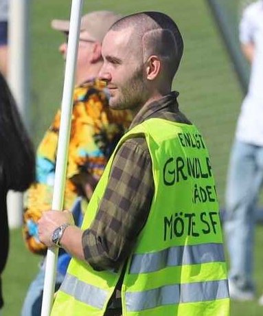 Expressen publicerar namn och bild på Joel Hagberg från NMR efter att han deltagit på coronademon i Sthlm igår. Joel bor i Högdalen och har varit aktiv i NMR sedan 2019.

expressen.se/nyheter/nmr-sy…