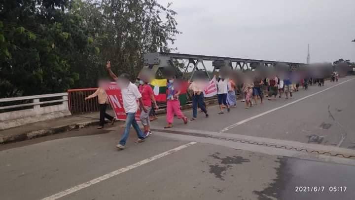 ichika_yee's tweet photo. Despite Junta troops roaming around the town, MoeGaung residents still staged a powerful strike against dictatorship. #June7Coup  #WhatsHappeningInMyanmar https://t.co/dFDaiojeD9