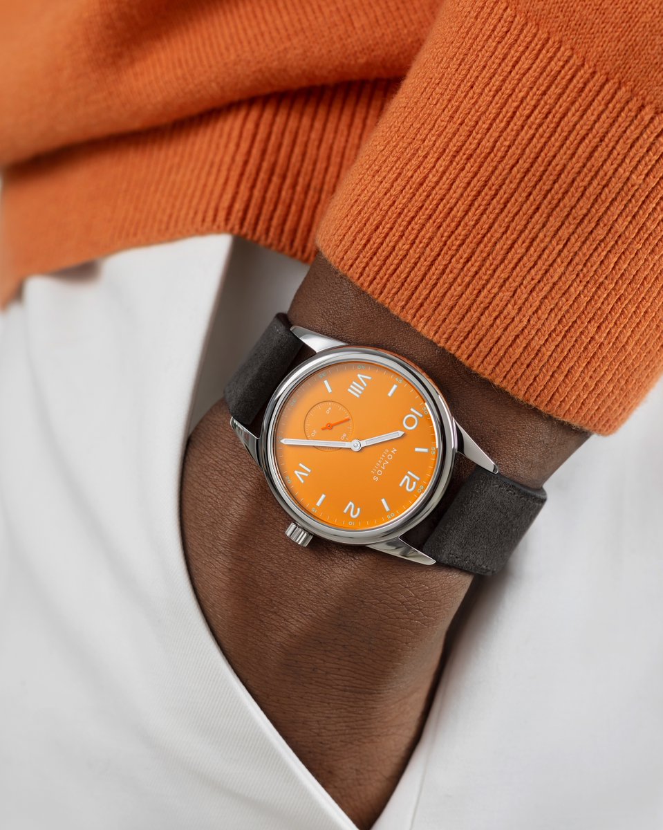 There's no better way to wear #orange. #ClubCampus celebrates the newly released dial, here with a 38mm stainless steel case and anthracite velour #leatherstrap.
bit.ly/3vQTaAt