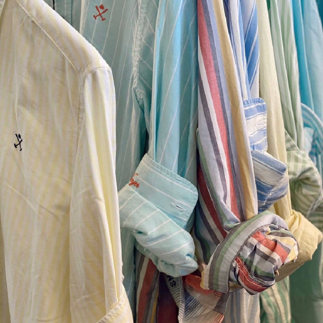 EncantsBCN's tweet photo. Teniu una mica de calor 🌡️ aquests darrers vespres de primavera? Si us poseu aquestes #camises que hem vist a @Elteuarmari, portareu les mànigues arromangades amb estil!
#EncantsBarcelona #diademercat #moda #roba #ropa #camisas https://t.co/Mbwich2HM1