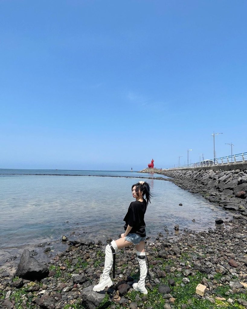 yeppeunryuna13's tweet image. กำลังจะแซวว่าวันนี้ยูนาแต่งตัวเบาดีเนอะ อ่อป่าวค่ะ รองเท้าชีเว่อมาก ปัง