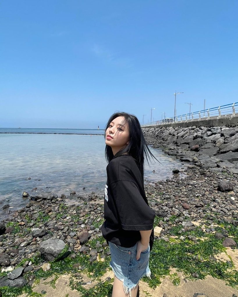 yeppeunryuna13's tweet image. กำลังจะแซวว่าวันนี้ยูนาแต่งตัวเบาดีเนอะ อ่อป่าวค่ะ รองเท้าชีเว่อมาก ปัง