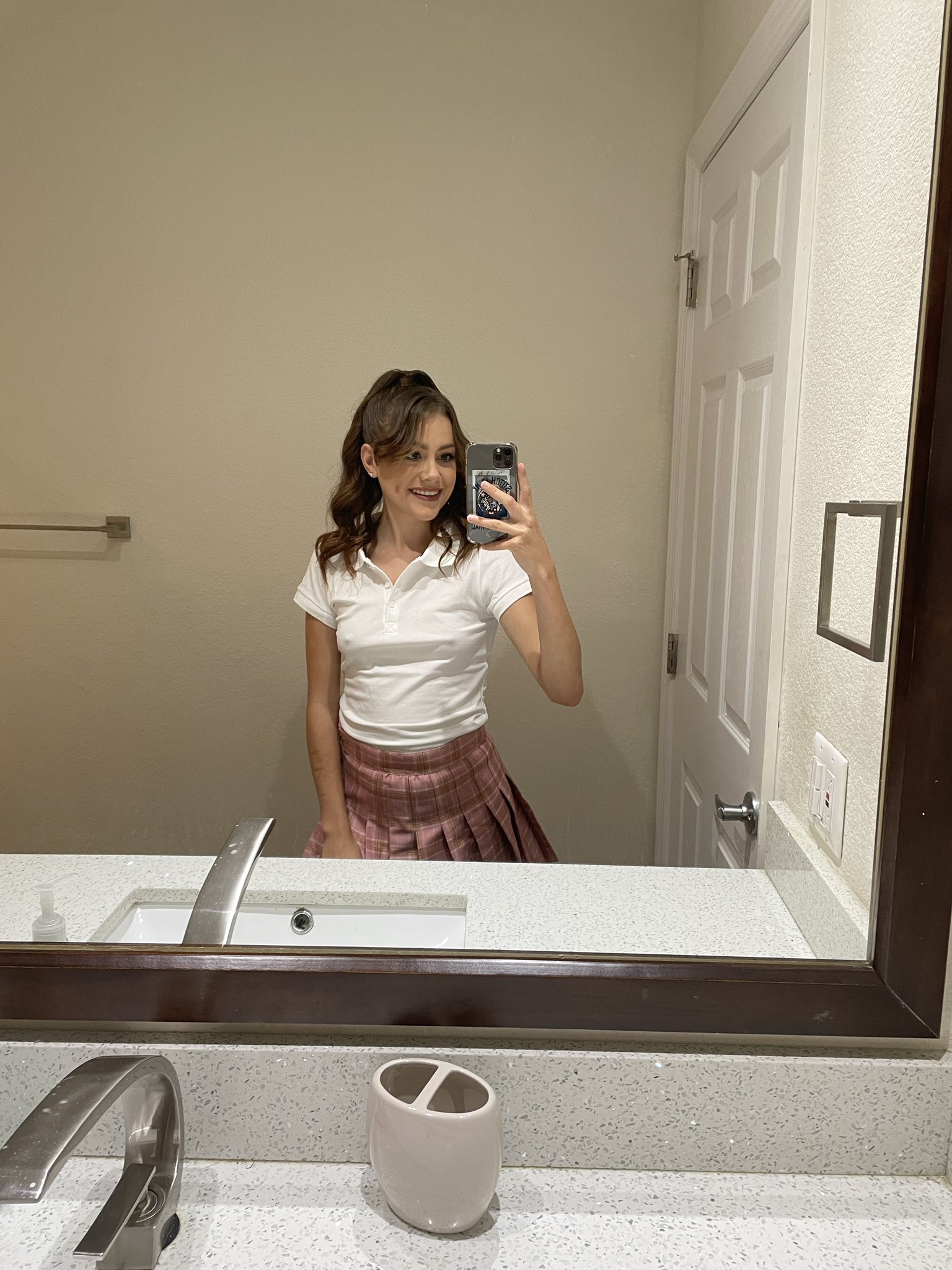 TW Pornstars - 1 pic. Selena Love. Twitter. How can I assist you?. 3:45