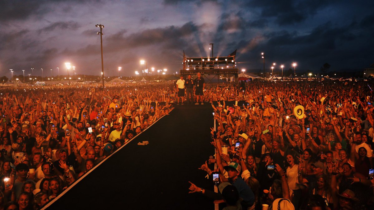 GovRonDeSantis's tweet image. Nothing says Florida is open like a night of live music at the @Pepsi @GulfCoastJam, the largest music festival since the pandemic began.