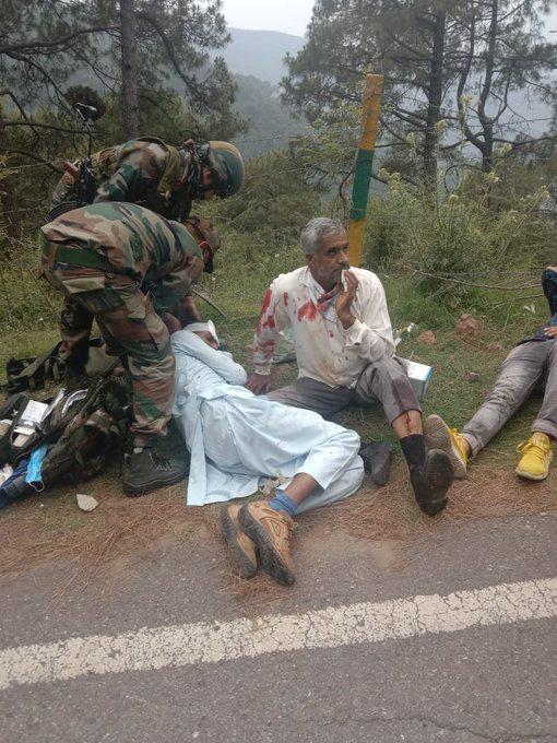 Sonu48213729's tweet photo. #Indiansarmy comes to rescue of people injured in road accident #Palma#Rajouri https://t.co/6pcgQDy8RA