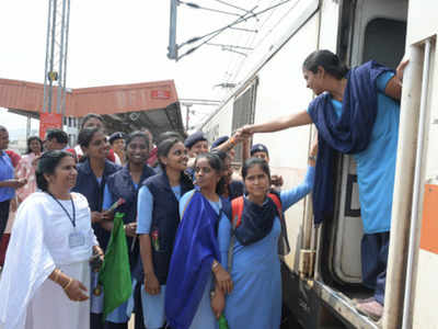 VikashLamba03's tweet photo. Railway employees deserve Reward
#TreatRailwayEmployeesFrontlineWorker @RailMinIndia @PiyushGoyal @VikashLamba03 @MoHFW_INDIA @PMOIndia @narendramodi https://t.co/loW6np7zeB