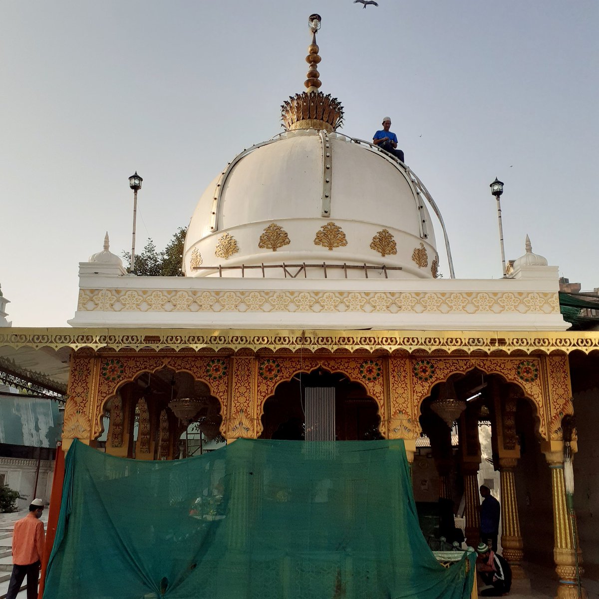 Aasif_Dehlwi's tweet photo. #Post_1 #Dargah
Khalifa E Khwaja Gareeb Nawaz
Qutbul Aqtab
Hazrat Khwaja Qutub-ud-Deen Bakhtiyar Kaki
Radi Allahu Anhu
Mehrauli Shareef Delhi India
#dargah #Sharif #Delhi #Deen #Islam #Qutub #Sunni #Sufi #Sufism #Nabi #Ali #Siddiqui #Usman #Ghani #Farooq #Azan
@Aasif_Wahidi👈 https://t.co/s5XfZyFDQD