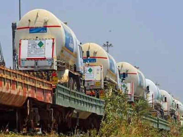 Mahendraksriva's tweet photo. #TreatRailwayEmployeesFrontlineWorker 
देश भर में आक्सीजन पहुचा कर लाखो रेलकर्मी को कोरोना वारियर्स का दर्जा क्यो नही ? सरकार जवाब दे ! मनमानी बर्दाश्त नही !
@PMOIndia @RailMinIndia @MoHFW_INDIA @PiyushGoyal @ShivaGopalMish1 https://t.co/p0gUf3HkZA