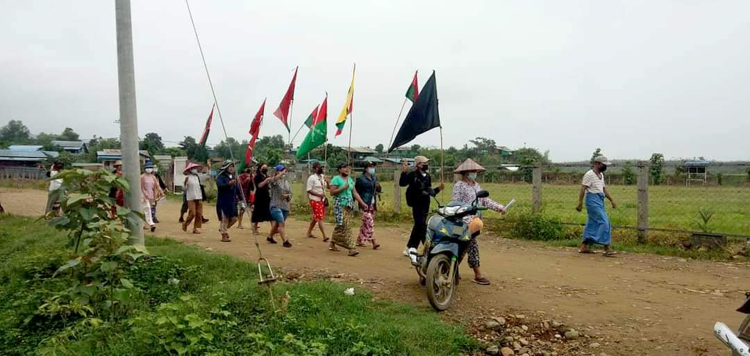 Daniel78037553's tweet photo. Powerful Strike of residents in LoneKhin,Hpakant against Military Regime.
#WhatsHappeningInMyanmar 
#June7Coup https://t.co/4hHT1IYKg1