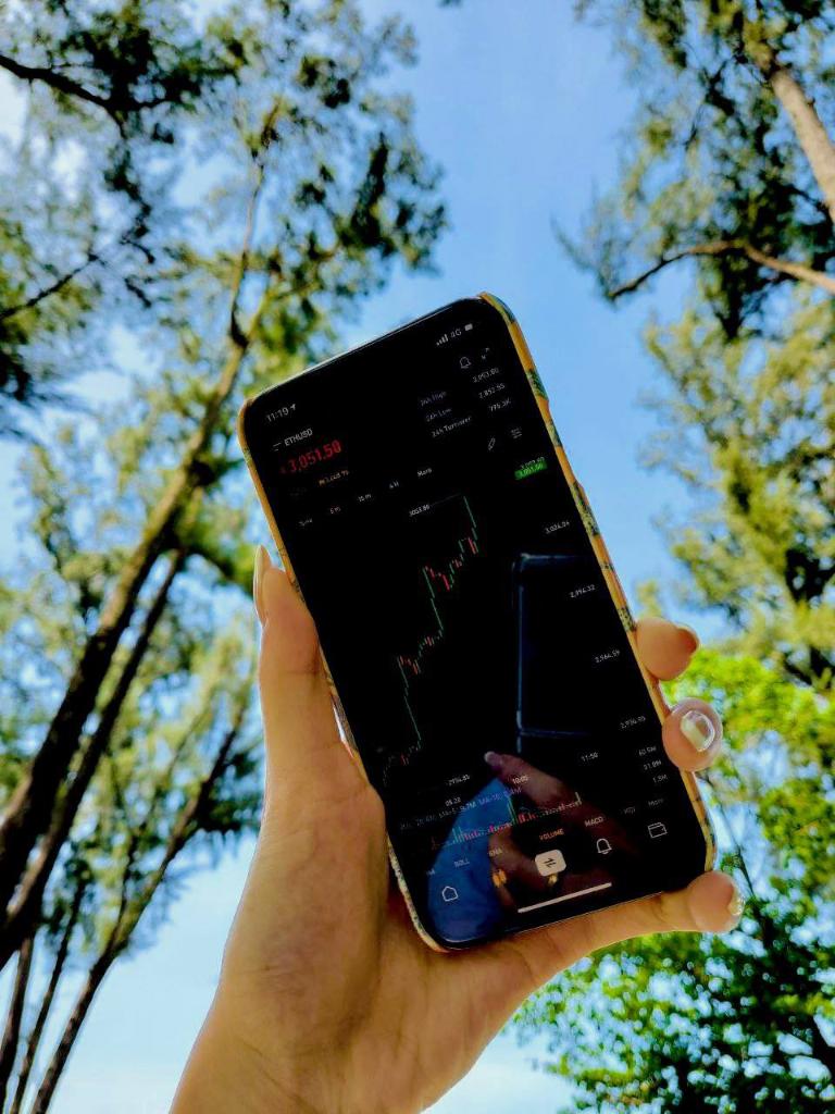Bybit_Official's tweet photo. Crypto Trading on the go is one of the best things ever. #BybitWorldwide https://t.co/MkT3PROumJ