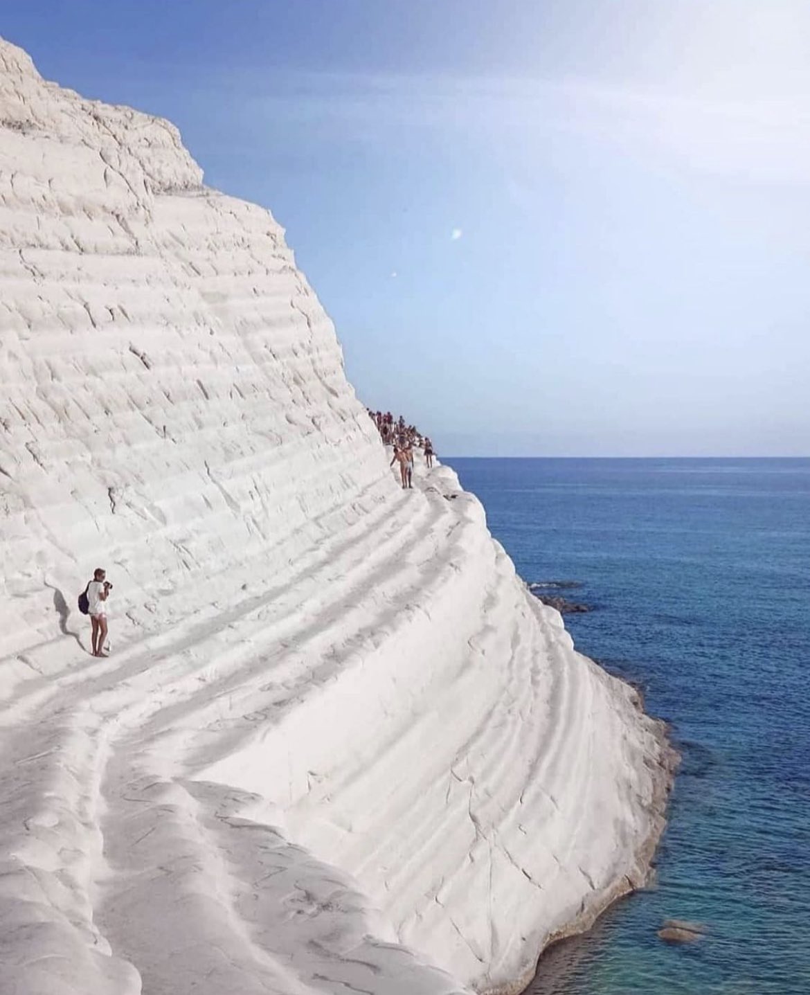 マッシ 日伊逐次通訳者 日本人にまだ知られていないシチリアの観光地 Scala Dei Turchi スカーラ ディ トゥルキ という名前は イタリア語で トルコ人の階段 を意味してる 大昔にトルコの海賊がシチリア島に攻め入った時 この階段状に