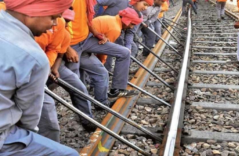 VikashLamba03's tweet photo. Indian railway is the backbone of the nation..
#रेलकर्मी_फ्रंटलाइन_वर्कर_है
#TreatRailwayEmployeesFrontlineWorker
@PMOIndia
@RailMinIndia
@MoHFW_INDIA
@PiyushGoyal https://t.co/l1XuRtnizr