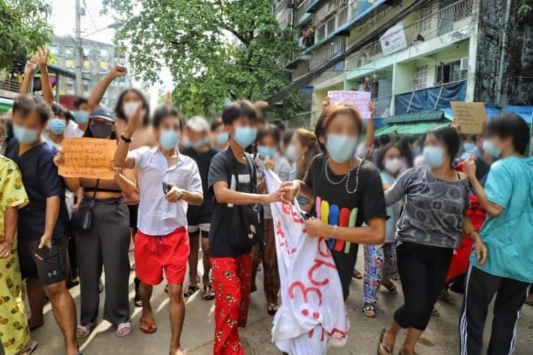 ရန်ကုန် အလုံမြို့နယ် အလုံစျေးအနီးတွင် စစ်အာဏာရှင်ဆန့်ကျင်သည့်ပြည်သူများသည် ယနေ့ ဇွန် ၇ ရက်နေ့တွင် အာဏာသိမ်းစစ်ကောင်စီကို ဆန့်ကျင်ဆန္ဒပြခဲ့ကြသည်။ Photos-CJ