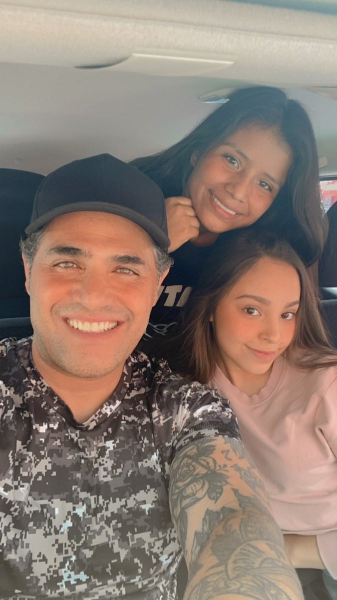 cesarmusica's tweet photo. Papá feliz. Papá orgulloso 
👧🏻👧🏽👨🏻💞 https://t.co/kIekLlfQhB