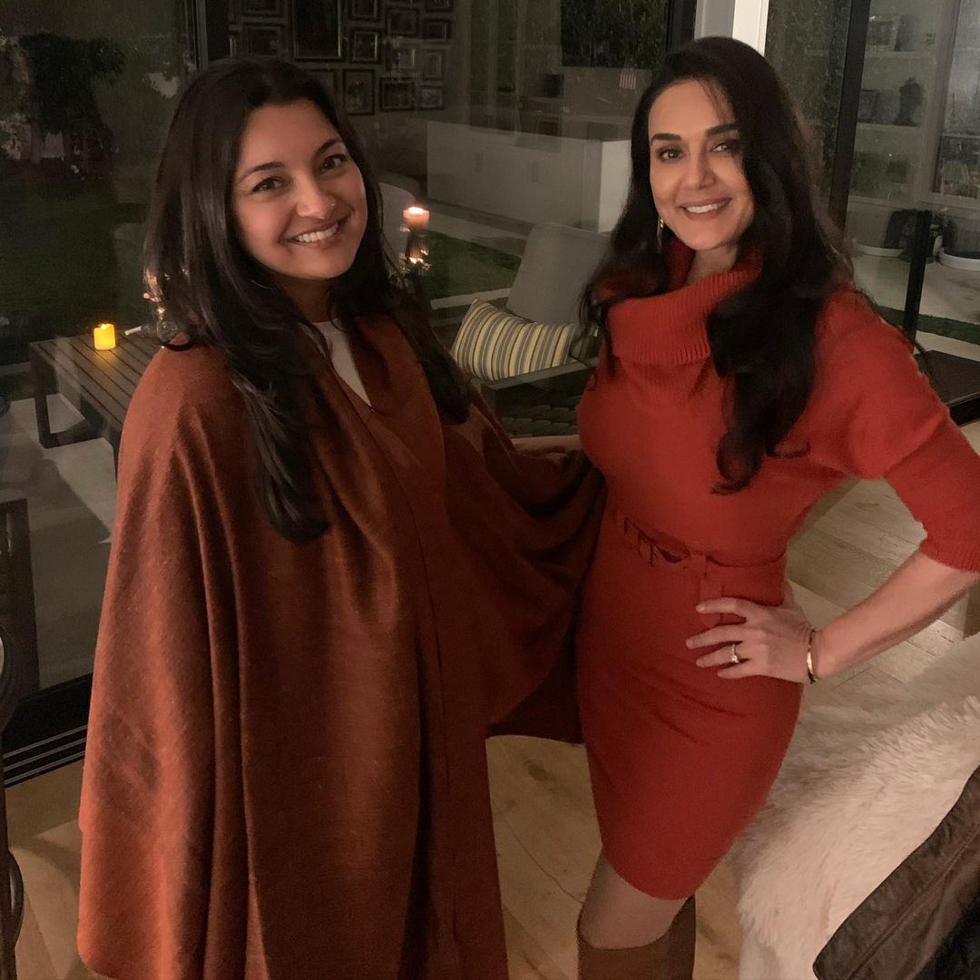 realpreityzinta's tweet photo. Best way to come back after a digital detox - a throw back picture from a few days ago when we went out to dinner after 18 months. The only thing constant in life is Change &amp; here’s to embracing it while trying to social distance 🤩 #Ting https://t.co/o4LYkQlq16