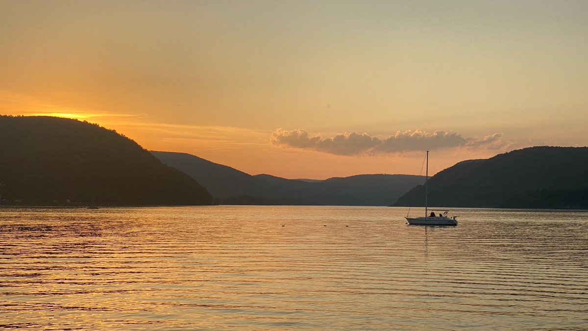 chrangstu's tweet image. What a scene. #hudsonriver ⛵🧡