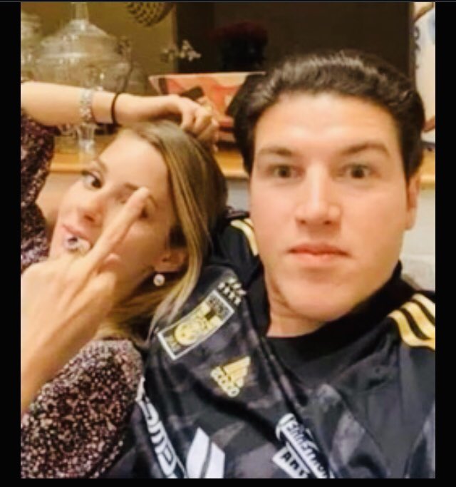 Regia_Alexandra's tweet photo. Así nos va a ir en NUEVO LEON con este FOSFORITO de  gobernador y su “primera d ama “ ! 😪
Pobre Nuevo León...salimos de un payaso 🤡 para entrar con otro ! 😫
Triste despertar de los q votaron por este Jr. cuando vean q no se puede gobernar en las redes con memes y tik tok !🤦‍♀️🤨 https://t.co/xRcuXpNlK3