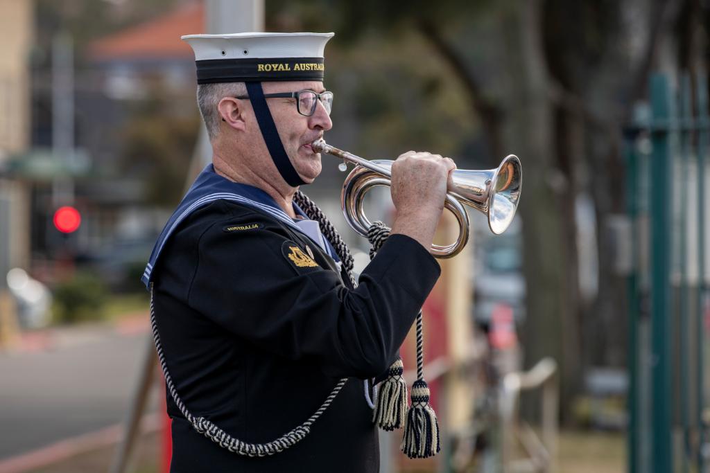 DefenceAust's tweet photo. A memorial service has honoured the 27 lives lost during an attack in Sydney Harbour 79 years ago. ❤️
The majority of those lives were on #HMASKuttabul after three Imperial Japanese Navy midget submarines raided the Harbour in #WWII.
📖: https://t.co/OdRDvLpUYO #WeRememberThem https://t.co/eQLrMCd0J4