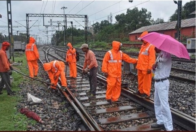 JKandkoor's tweet photo. I support to
#TreatRailwayEmployeesFrontlineWorker https://t.co/7CWtoK1Qei