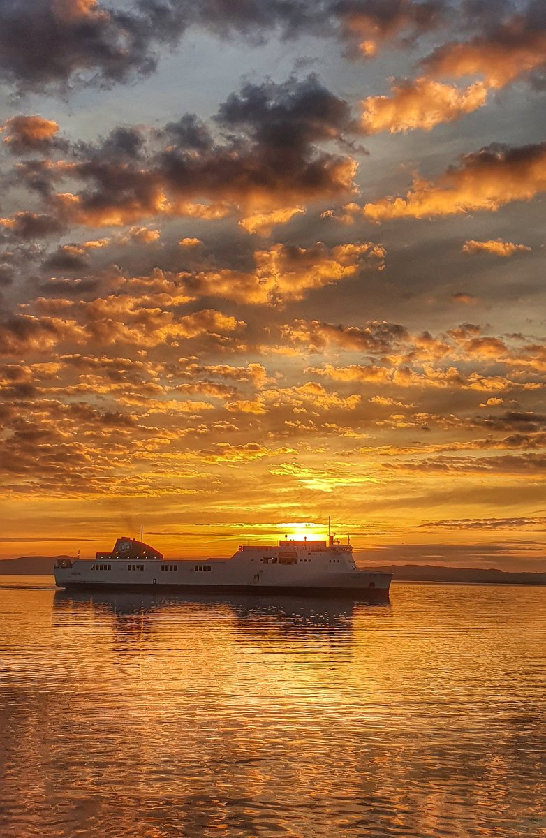AntonWardPhoto's tweet photo. #sunrise #Holyhead #Anglesey #wales Good morning @AngleseyScMedia @Ruth_ITV @Irish_Ferries @ItsYourWales @DerekTheWeather @behnazakhgar @faerder46 @S4Ctywydd @kelseyredmore @ChrisPage90 @WeatherAisling @Sue_Charles https://t.co/041DUgjXDT