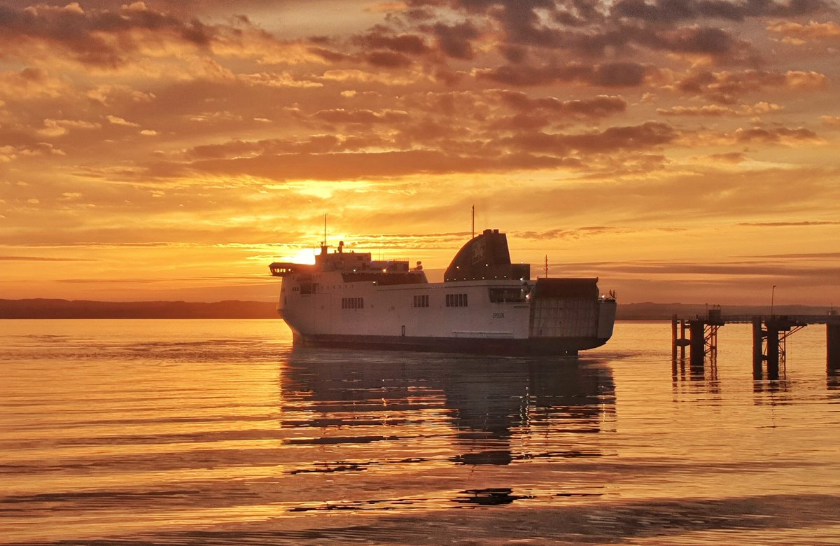 AntonWardPhoto's tweet photo. #sunrise #Holyhead #Anglesey #wales Good morning @AngleseyScMedia @Ruth_ITV @Irish_Ferries @ItsYourWales @DerekTheWeather @behnazakhgar @faerder46 @S4Ctywydd @kelseyredmore @ChrisPage90 @WeatherAisling @Sue_Charles https://t.co/041DUgjXDT