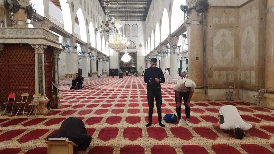 fakhrifadzli's tweet photo. Subuh di perkarangan Masjidil Aqsa. 

إذا اشتد الظلام فاعلم أن الفجر على الأبواب.

"Jika semakin gelap malam maka ketahuilah bahawa subuh semakin menghampiri."

Al-Aqsa sedang melalui malam malam yang amat gelap &amp; ini adalah petanda bahawa fajar kemenangan semakin menghampiri. https://t.co/Zr87d2nmVV
