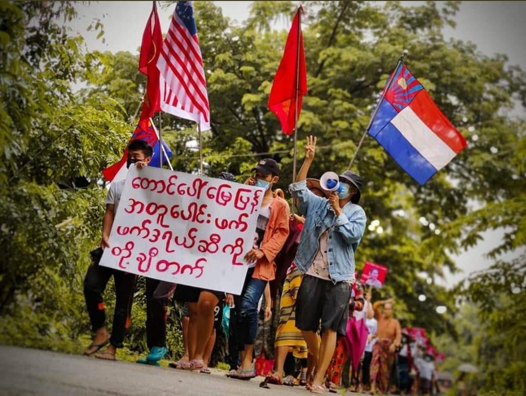KaungKhantHto10's tweet photo. Pro-democracy activists in Paung tsp, Mon state went on Strike to show unity in revolt against terrorists regime.

 #WhatsHappeningInMyanmar
#June7Coup https://t.co/cWeqLy89KS