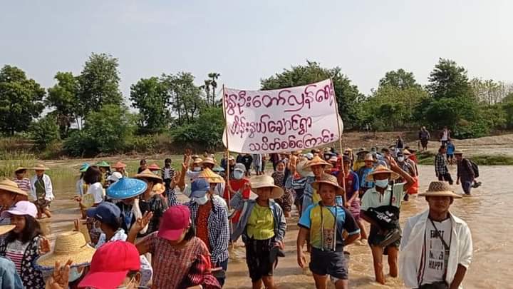 b3rry_y's tweet photo. Residents from northern part of Salingyi and eastern part of Yinmarpin marched on the 89th day of anti-coup protest, despite the arrests and crackdowns.
#WhatsHappeningInMyanmar
#June7Coup https://t.co/XoTyMGk2CH