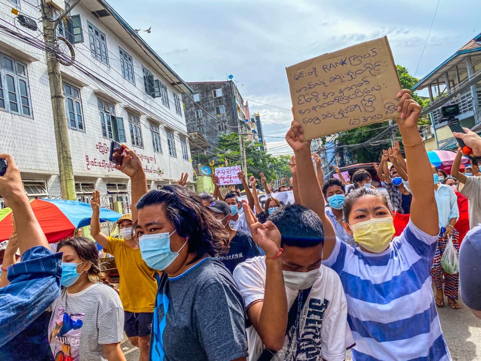 IrrawaddyNews's tweet photo. Protesters took to the streets in Ahlone,#Yangon on Monday, showing solidarity with Chin and Kayah states, where clashes have resulted in civilian casualties and displacement, and urging Myanmar people to be united against the military regime.(Photo: CJ) 
#WhatsHappeningInMyanmar https://t.co/Ei8yHPjqQw