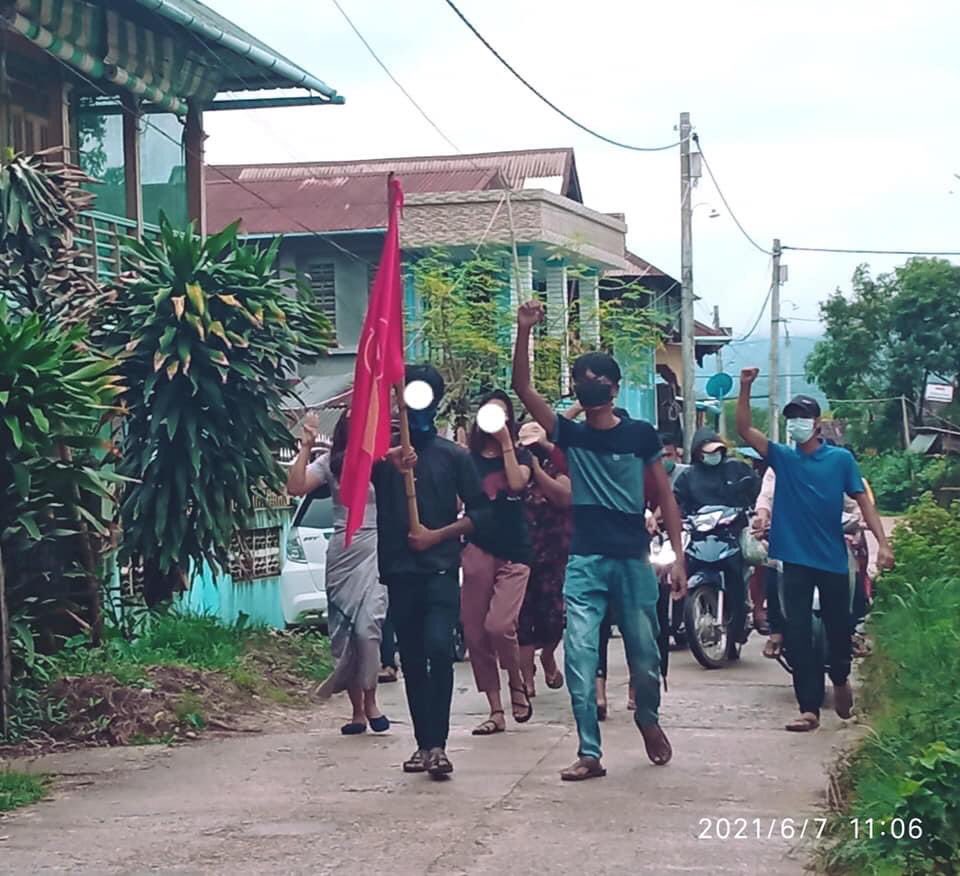 klatpri's tweet photo. In the noon of June 7, in Dawei, the Coalition Strikes marched in the neighborhood streets to defy military rules. #WhatsHappeningInMyanmar #June7Coup #MilkTeaAlliance https://t.co/oBawVyQNFc