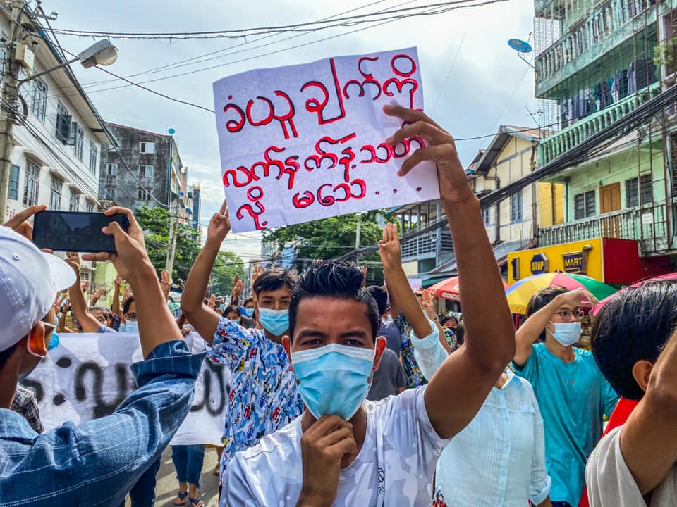 IrrawaddyNews's tweet photo. Protesters took to the streets in Ahlone,#Yangon on Monday, showing solidarity with Chin and Kayah states, where clashes have resulted in civilian casualties and displacement, and urging Myanmar people to be united against the military regime.(Photo: CJ) 
#WhatsHappeningInMyanmar https://t.co/Ei8yHPjqQw