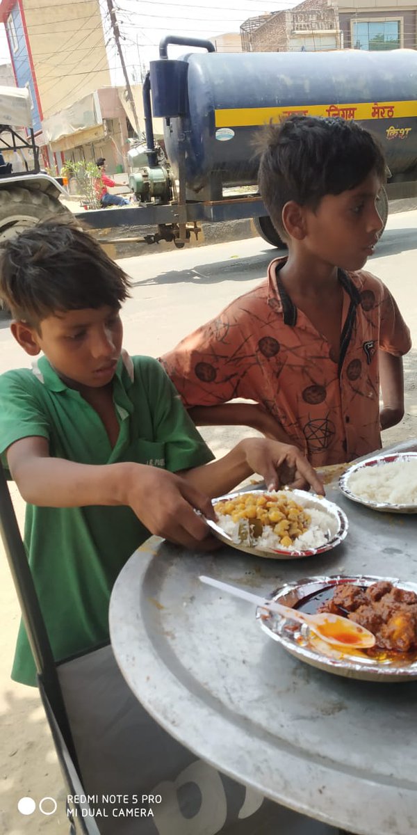 Zariya4all1's tweet photo. Under our campaign to serve Meerut at the minimal price of Rs.5 we are highly motivated to reach out to the maximum and help the needy. During tough times, a part of the section who is not as privileged as we are have to come up and help them with the basic requirements.

#food https://t.co/ANz4CIM4Gy