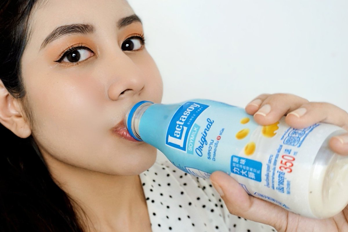 Sevenslave's tweet image. #Lactasoy ออกใหม่!! เป็นแบบขวด อิ่มจุใจ ยิ่งแช่เย็นยิ่งอร่อยกลมกล่อม ได้โปรตีนสูง พร้อมมีกรดอะมิโนอีก9ชนิด ช่วยเสริมภูมิคุ้มกัน อิ่มอร่อยแถมร่างกายแข็งแรง คุ้มฝุดๆๆ ขวดนี้ขนาด 350ml แค่ 17 บาทเอง ตอนนี้นางมีขายในเซเว่นแล้วนะ #แลคตาซอยพร้อมพ์ #LactasoyPrompt #Soymilk #รีวิวเซเว่น