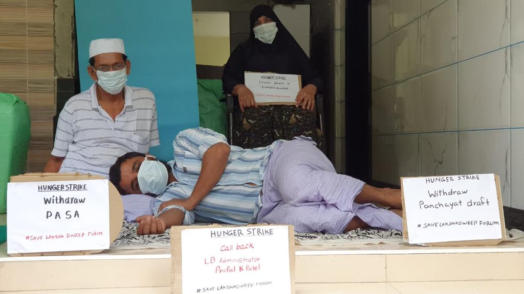 Nasarsandy's tweet photo. Lakshadweep under Hunger Strike today on 6am to 6pm against draft regulations of the Administrator @prafulkpatel. Each in their own homes due to lock down. 
   - SLF -
#SaveLakshadweep #StandWithLakshadweep 
#insolidaritywithlakshadweep https://t.co/OrNU991A6g