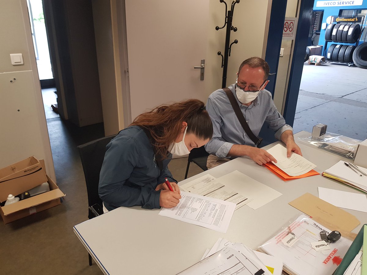 #1jeune1solution  Ce matin, Wendie suivie en #AIJ signe un CDI en CIE avec une entreprise de Chateauroux !! Travail commun de 2 agences au service des jeunes et des entreprises 👏💪 
<a href="/Eliseverriere/">Elise-Laure VERRIERE</a> @poleemploi_RCVL <a href="/DavidBrnrd/">David Bernard</a> <a href="/IsabellePirot/">Isabelle Pirot</a> <a href="/fabiennepicard1/">Fabienne Picardat</a> @CazaletMarianne