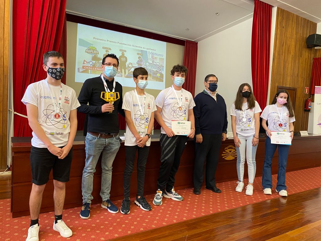 O reitor, Julio Abalde, o alcalde @FerrolOficial, Ángel Mato, e o coordinador da @FLLGalicia, José A. Becerra, entregan os premios aos equipos que representarán á Galicia na fase nacional. 1º Premio Fundación Scientia: @Captioma Steams, Ourense bit.ly/3x1J007