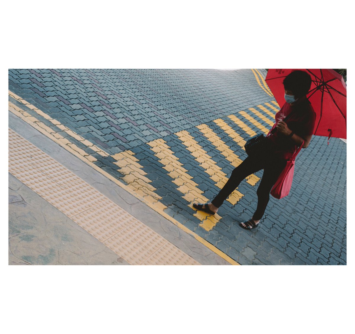 Intothefocuszon's tweet photo. Red-dy to go๐
#streetphotography #x100v #fujifilm #fujifilm_xseries #fujifilmsg #neigbourhooddiaries https://t.co/cb48DyIyPX