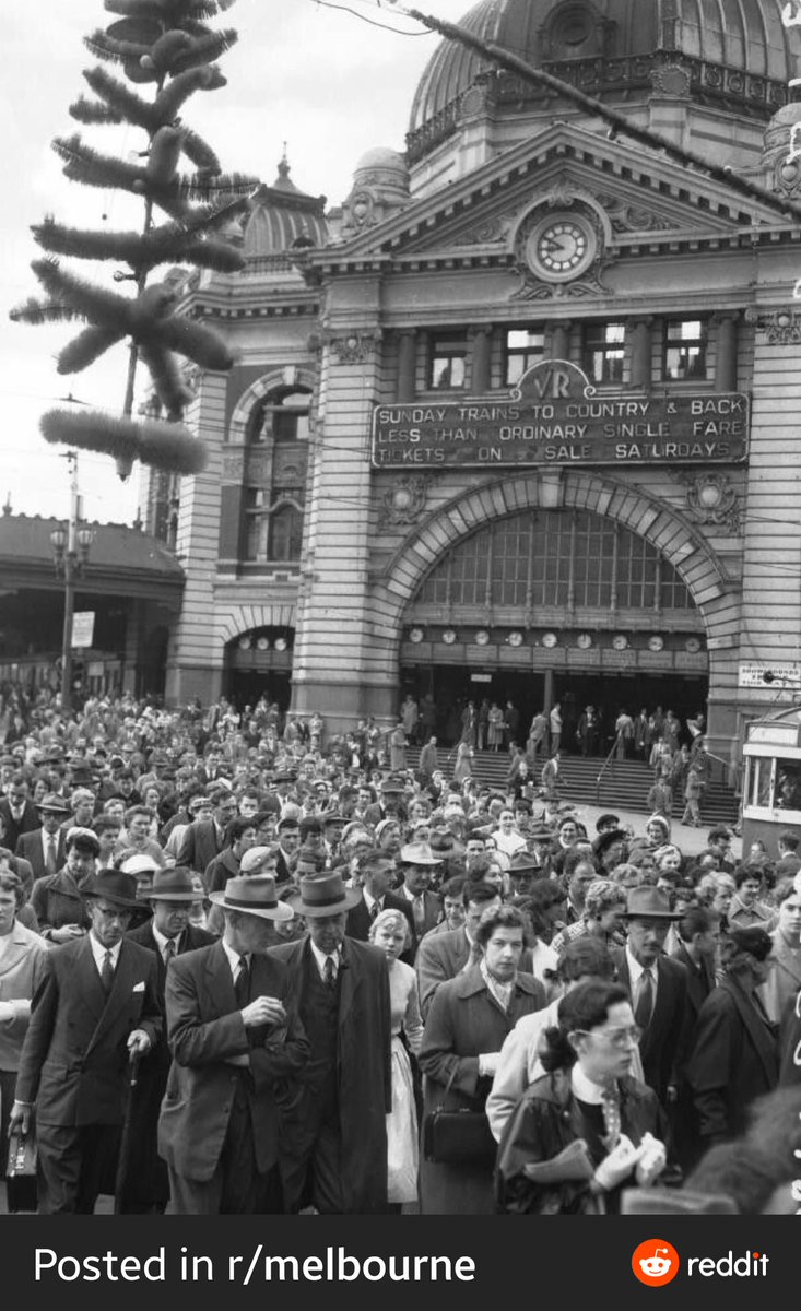 Flinders St Station 1956
Source: Jenny Eland, Pinterest https://t.co/DLB0LKE8G3
