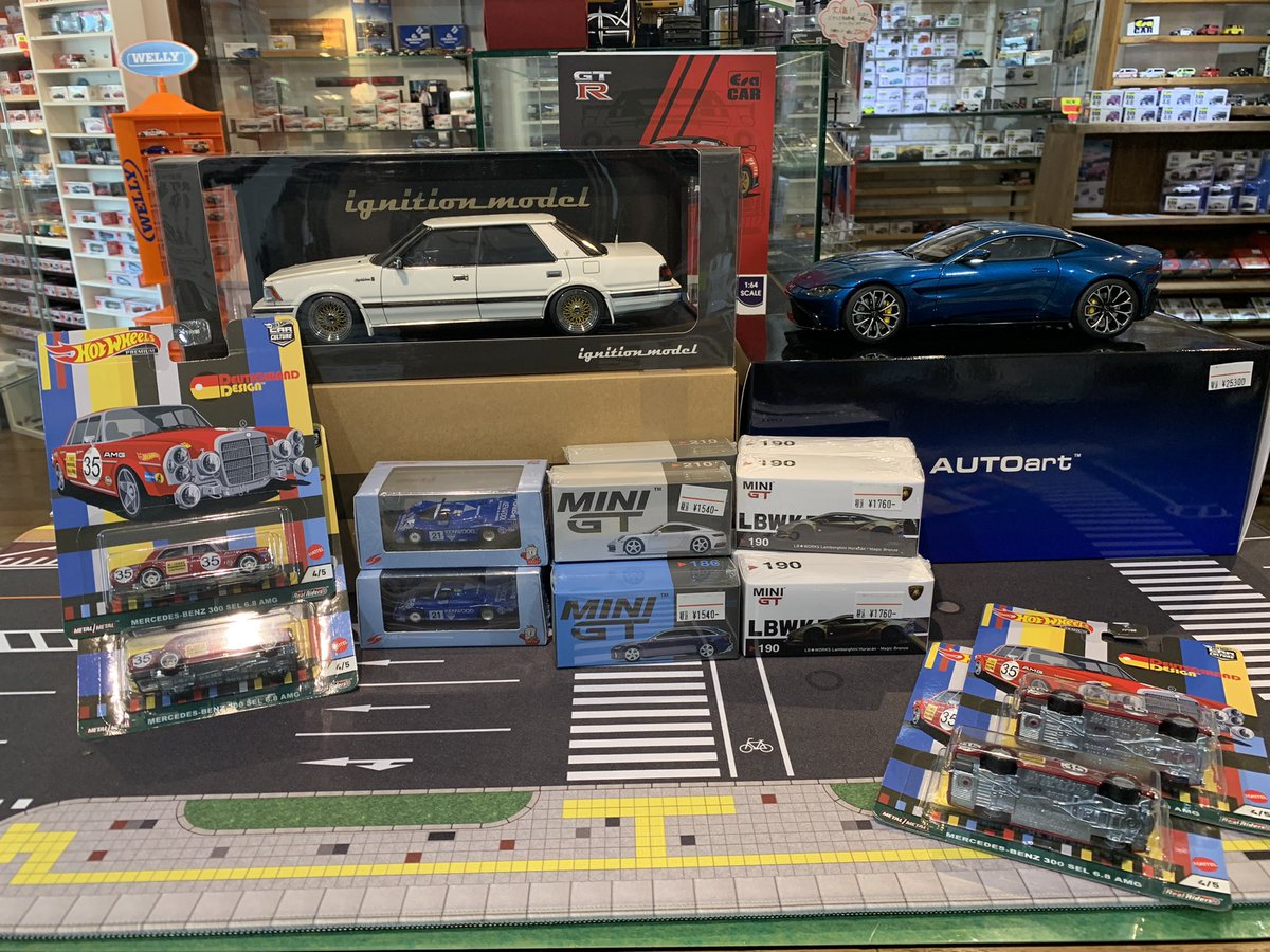 littlelegard's tweet image. 本日の入荷です！ご案内遅れて申し訳ございません😊

#minigt #autoartmodels #crown120 #mercedesbenz300sel #astonmartinvantage