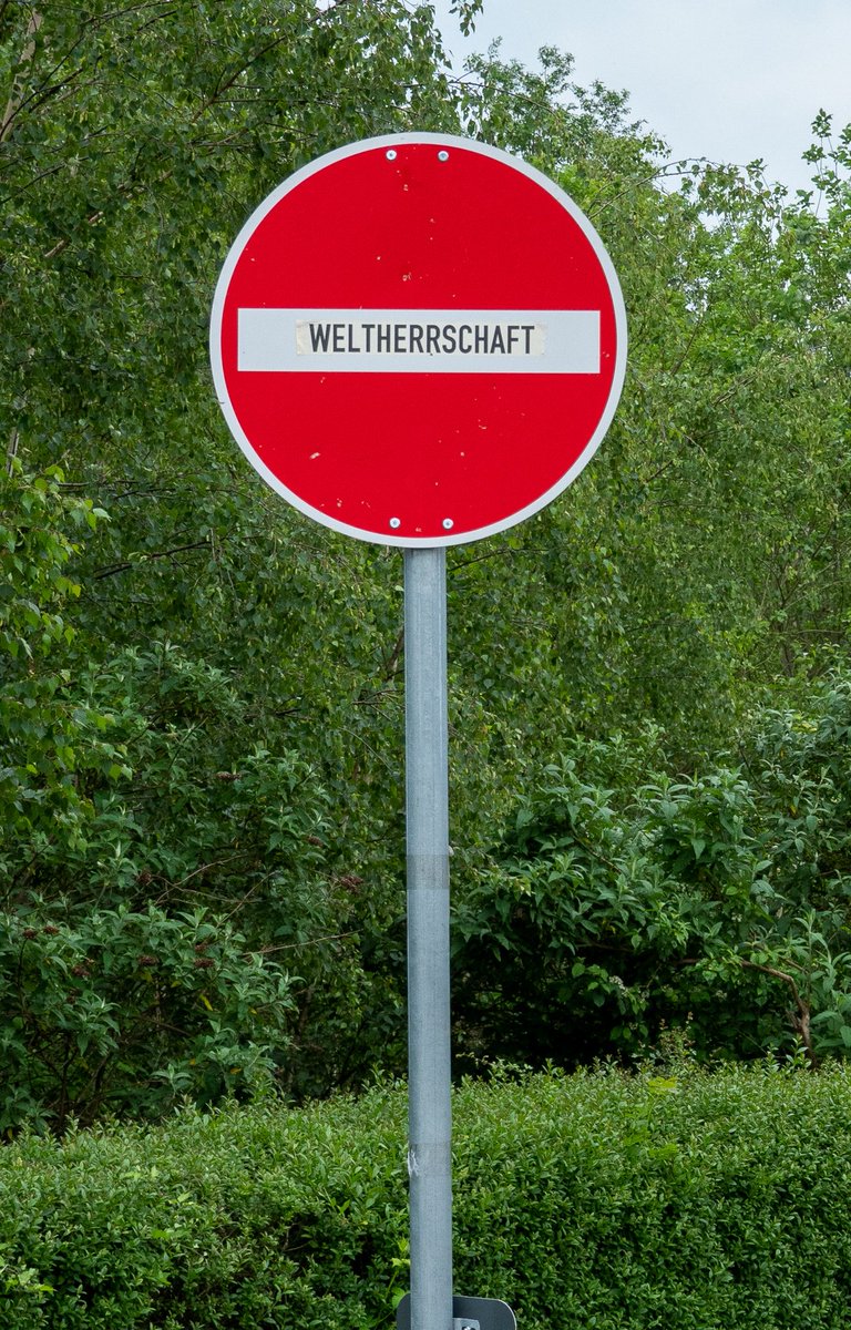 Gestern im #Landschaftspark Nord in #Duisburg gesehen. Das wird das heutige Tagesmotto am #Montag sein. #Ruhrgebiet #ruhrpott #nrw #industriekultur #weltherrschaft