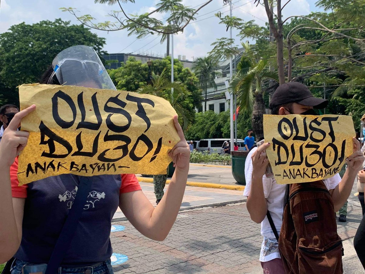 PSMalate's tweet photo. NGAYON: Ang mga progresibong kabataan, manininda, at mga residente ng Sampaloc ay nagkasa ng kilos protesta sa Manila City Hall upang tutulan ang clearing operation at demolisyon sa gitna ng lumalalang krisis. 

#ClearingOpsPahirap
#TulongHindiDemolisyon

📸: Anakbayan Morayta https://t.co/JbK39AUrWn