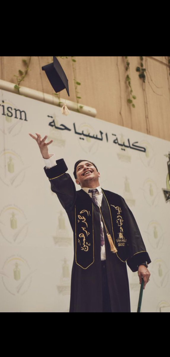 A_OB5's tweet photo. وهاقد أصبح حلم التخرج حقيقة 🎓
اللهم لك الحمد حتى ترضى ولك الحمد اذا رضيت ولك الحمد بعد الرضى ، والحمدلله الذي أعانني في الطريق الصعب ، فخور بنفسي فخور بكل شئ تعلمته وأنجزته ، في هذا اليوم رفعت قبعتي معلنًا تخرجي من #KAU بتخصص ادارة الضيافة بـ #KAU_FT الحمدلله حمدا كثيرا https://t.co/TPVI3Bbt1P
