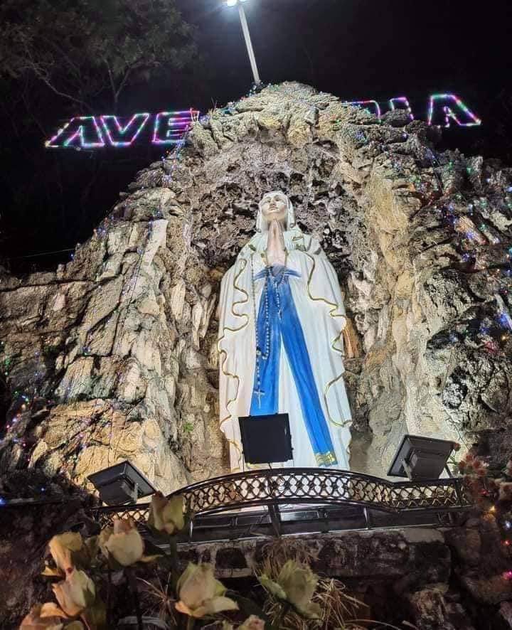 Choco19771813's tweet photo. Junta has no respect for any religions. Christian Jelobo Prayer Temple in Phekon was damaged by Junta’s heavy artillery shells last night. Locals have to dig bomb shelters to avoid those heavy weapons. #June7Coup  #WhatsHappeningInMyanmar https://t.co/8ag86N4Exd https://t.co/5Urzfjfab5
