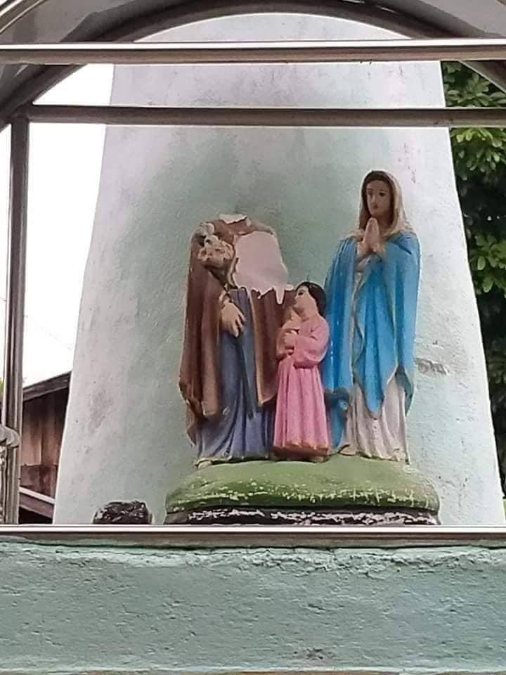 Choco19771813's tweet photo. Junta has no respect for any religions. Christian Jelobo Prayer Temple in Phekon was damaged by Junta’s heavy artillery shells last night. Locals have to dig bomb shelters to avoid those heavy weapons. #June7Coup  #WhatsHappeningInMyanmar https://t.co/8ag86N4Exd https://t.co/5Urzfjfab5